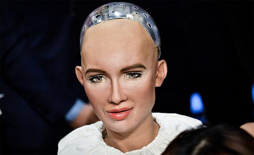 Eine Maschine mit Bürgerrechten: Der Humanoid Sophia führt Gespräche und zeigt Emotionen - und  ist der erste Roboter mit Staatsbürgerschaft. Er wurde Ende 2017 von Saudi-Arabien als Rechtsperson anerkannt. 