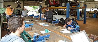 Berufsschüler in der Werkstatt  © Foto (Detail): © BBS Walsrode Automechanik
