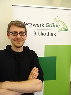 Tim Schumann arbeitet in der Heinrich-Böll-Bibliothek in Berlin-Pankow und ist Mitgründer des „Netzwerk Grüne Bibliotheken“