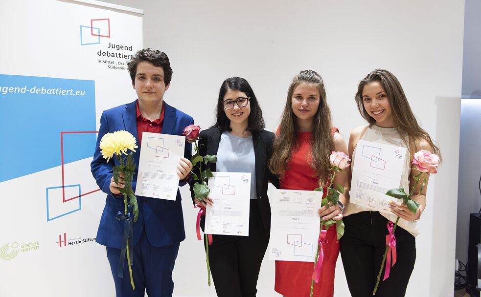 Участниците във финалния дебат: Борислав Енчев, Виктория Кабаиванова, Михаела Кирова и Кристина Костадинова (от ляво надясно на снимката)
