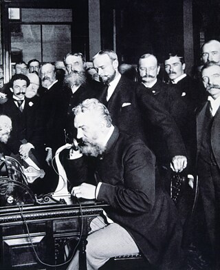 decolonial – The American engineer Alexander Graham Bell (1847-1922) opening the phone line from New York to Chicago in 1892. Spanish and American illustration.