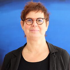 Bettina Paust je vedoucí Kanceláře pro kulturu města Wuppertalu a vydala knihu zabývající se Beuysovým dílem. 