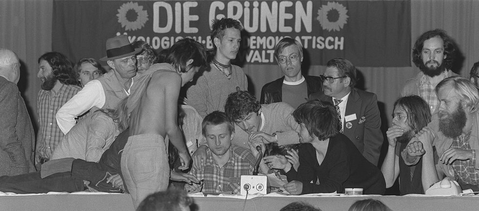 Joseph Beuys (vlevo v plstěném klobouku) na sjezdu německé strany Zelených v roce 1980 v Dortmundu  