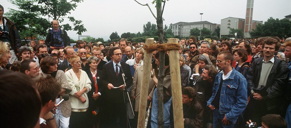 The last of 7,000 trees in Beuys’ “Stadtverwaldung” (Urban Forestation) being planted during the 8th “documental” exhibition in Kassel in 1987. The artist left his mark on Kassel’s cityscape to this day with this conceptual piece, turning the city greener.