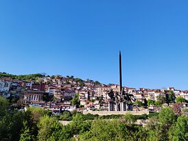 Die „Skyline“ Weliko Tarnovos mit dem Monument der Dynastie Assen