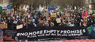 La protesta es un componente fundamental de las democracias y un medio habitual de participación: manifestación global de Fridays-for-Future, en Frankfurt, 2021 con la pancarta „#NoMoreEmptyPromises: Politik wird auf der Straße erkämpft“ [La política se conquista en las calles]. 