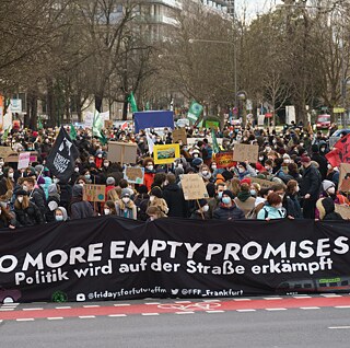 Protesti su integralni deo demokratskih sistema i uobičajeno sredstvo političke participacije Učesnici i učesnice globalnih demonstracija Petkom za budućnost 2021 u Frankfurtu sa transparentom  „#NoMoreEmptyPromises: Politička borba se događa na ulici“.