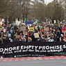 Protest ist ein integraler Bestandteil von Demokratien und ist ein gängiges Mittel politischer Beteiligung: Teilnehmer*innen der globalen Fridays-for-Future-Demonstration 2021 in Frankfurt mit dem Banner „#NoMoreEmptyPromises: Politik wird auf der Straße erkämpft“. 