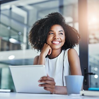 Frau vor einem Laptop sitzend