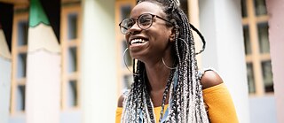 Junge lächelnde Frau