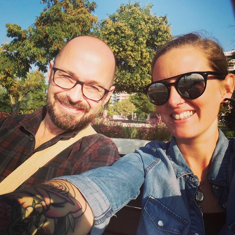 Eine Frau und ein Mann die auf einer Parkbank sitzen, Sie sind die Workshopleiter für die Veranstaltung am 16. Juni. 