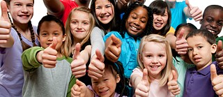 Eine Gruppe von lachenden Kindern