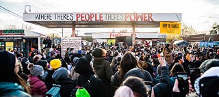 „Where there’s people, there’s power“: Menschen versammeln sich nach dem Gerichtsurteil zum Tod von George Floyd auf dem George Floyd Square in Minneapolis, Minnesota, USA. 