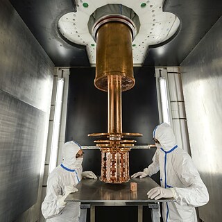 Екі зерттеуші Гран-Сассо жер асты зертханасындағы CRESST-эксперименттің детекторын жабдықтайды.