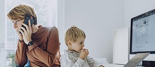 Mutter im Home Office