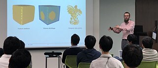 Martin Skrodzki hält eine KI-Präsentation vor Studenten bei Arithmer Inc. in Tokio im Jahr 2020