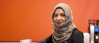 Khola Maryam Huebsch, eine Journalistin mit Kopftuch – was in Großbritannien oder den USA längst normal ist, ist in Deutschland noch eine Ausnahme. 