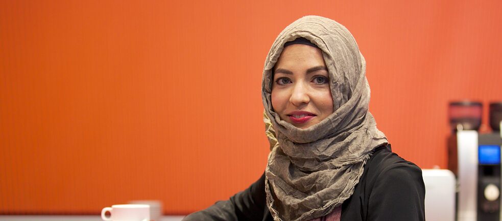 Khola Maryam Huebsch, eine Journalistin mit Kopftuch – was in Großbritannien oder den USA längst normal ist, ist in Deutschland noch eine Ausnahme. 