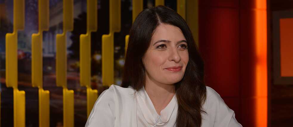 Ihr Herkunft sorgt für Gesprächsstoff, immer wieder wurde über sie berichtet: Linda Zervakis, Tochter griechischer Einwanderer, moderierte von 2013 bis 2021 die „Tagesschau“, Deutschlands älteste und wichtigste Nachrichtensendung. 