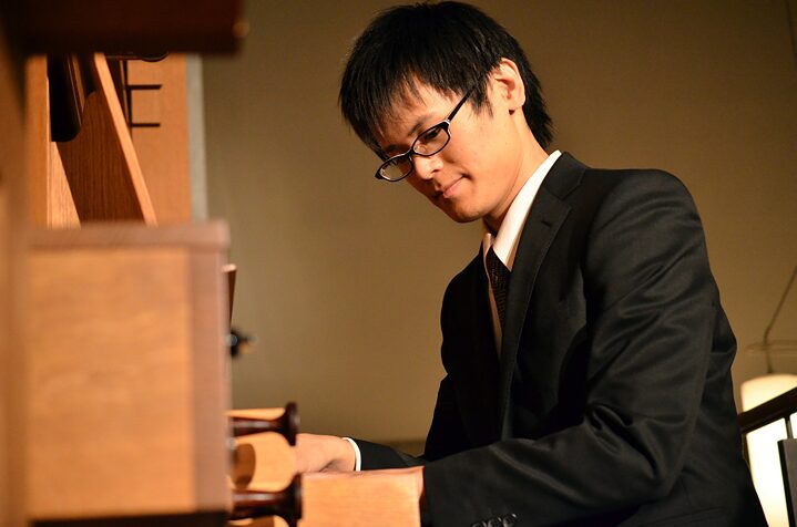 Der Organist Kazuki Tomita an der Orgel