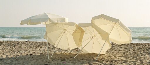 Des parasols sur une plage