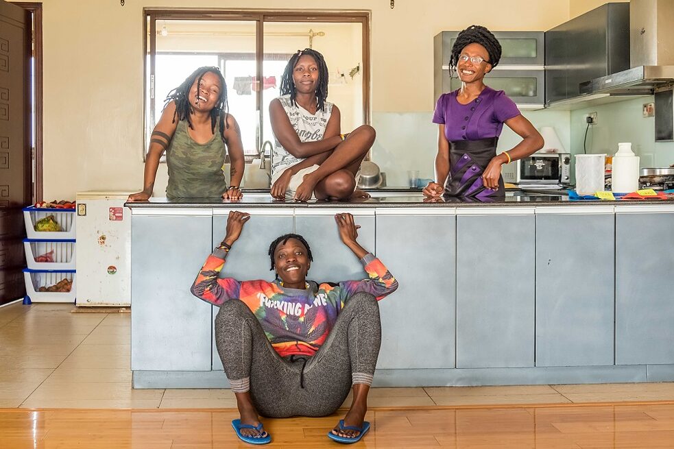 A família queer reunida na cozinha