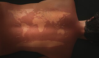 A primeira materialização do meu pensamento sobre a Terra como corpo e o corpo como território foi a performance em vídeo “63 Perfurações”. Nesta obra, um mapa-múndi foi desenhado no meu corpo pela luz do sol. O vídeo mostra uma sessão de acupuntura em que as agulhas são colocadas nos principais locais de exploração de petróleo ao redor do planeta. “63 perfurações” – performance; 25'; 2015.