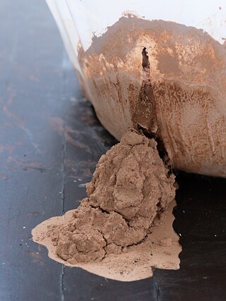 A violência do rompimento de uma barragem de contenção, com consequências catastróficas para o meio ambiente e as comunidades vizinhas, é proporcional à violência da exploração e contenção do resíduo tóxico ao longo de muitos anos. Isso me fez pensar: quais são as nossas barragens pessoais e coletivas? A raiva que aparece nas lutas feministas, antirracistas e de classe – comumente criticadas como muito furiosas – também é proporcional à violenta opressão, exploração e injustiça que esses corpos têm sofrido por séculos – barragens sociais que têm envenenado e matado nosso povo ao longo do tempo. “Barragem” (detalhe). 