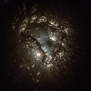 Durante a exposição, o betume de “Fosso Fóssil” escorreu por um orifício posicionado no local relativo a Brasília, capital do Brasil, caindo em uma camada inferior de sal grosso. Era 2016, época de obscuros interesses internacionais nas reservas brasileiras de petróleo e de escândalos de corrupção envolvendo a Petrobrás. O resultado foi uma manobra do Congresso – um cínico golpe parlamentar, ao estilo do século 21 – que depôs a presidente e degradou a jovem democracia do Brasil. “Fosso Fóssil – sangria” – impressão mineral; 60 x 60 cm; 2016.