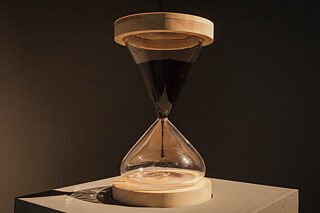 O petróleo, assim como o minério de ferro, é resultado de um trabalho da biosfera que levou milhões de anos. Ao explorá-lo e queimá-lo, estamos intervindo em uma rede de escala planetária – uma escala que nos transcende. Nesse sentido, interferimos na geo-história: a história de um planeta vivo, forjado pela evolução da vida. “Tempo Fóssil” – em colaboração com Pedro Urano – vidro, madeira e betume; 40 x 20 x 20 cm; 2015. 