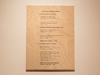 Motivada pelo desejo de construir uma grande escultura em formato de agulha de acupuntura para perfurar a terra, decidi calcular suas dimensões comparando nossa pele e a crosta do planeta. As medidas da agulha teriam proporções imensas: 45 quilômetros de profundidade de perfuração e um diâmetro de 3,75 quilômetros. A sessão de acupuntura, que dura 20 minutos no corpo humano, duraria 5.092 anos no corpo do planeta. Este trabalho transformou-se em “Cálculos para a Acupuntura Planetária”, uma escultura imaginária, um colapso de escalas. A agulha de acupuntura, como o sal grosso presente em outras esculturas, expressa meu desejo de imaginar uma cura simbólica. “Cálculos para Acupuntura Planetária” – impressão mineral sobre madeira; 40 x 20 cm; 2015. 