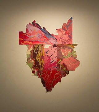 Colagens de antigos mapas geológicos da América do Sul e da África sugerem carne e órgãos – a terra como um corpo –, e apontam para a antiga prática de mapear o subsolo dos territórios para exploração. Em <i>Couro Imperial</i>, Anne McClintock examina como o corpo feminino foi uma referência nos desenhos e termos utilizados nos mapas coloniais da África e da América. As terras “selvagens” eram apresentadas como mulheres racializadas, cheias de descrições preconceituosas – uma visada sexista e racista sobre as terras e os corpos invadidos. “Cirurgias Geológicas 1” – colagem de mapas geológicos de Ruanda e Congo; 80 x 80 cm; 2018. 