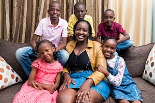 Zainabu zusammen mit ihren drei Kindern und weiteren Kinder ihrer Familie