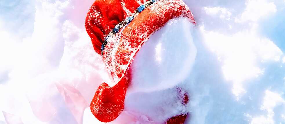 In the snow lies a traditional Sámi hat, a gahpir. 