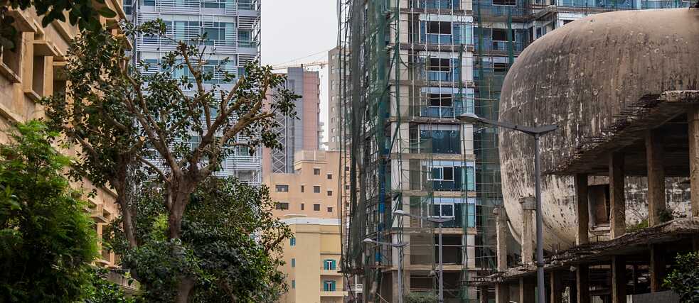 Foto eines Stadtteiles mit unvollendeten Bauprojekten und Konstruktionen in Beirut. Das Festival "This Is Not Lebanon" will unter anderem auf die wirtschaftlichen und politischen Missstände in der Stadt und im Land hinweisen. | Foto: Colourbox