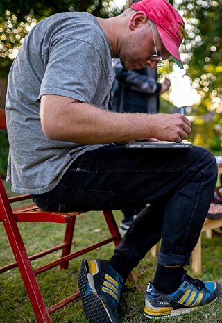 Urodzony w 1982 roku w Rostocku artysta komiksowy Gregor Hinz studiował projektowanie komunikacyjne w Berlinie. Rysuje książki dla dużych i małych dzieci, jest współzałożycielem magazynu <i>Pure Fruit</i>. Od 2011 roku wykłada w Akademii Sztuk Pięknych Muthesius w Kilonii. Jego pierwszy projekt książkowy <i>Eisberge</i> (wraz z Franziską Ludwig) został opublikowany przez Jaja-Verlag w 2017 roku. Następnie w 2018 roku ukazał się w Fischer Verlag <i>Puff! Platsch! Peng! 52 eksperymenty w ciągu roku.</><br>Strona internetowa artysty:<br><a href="https://gregorhinz.berta.me"><b>www.gregorhinz.de</b></a>