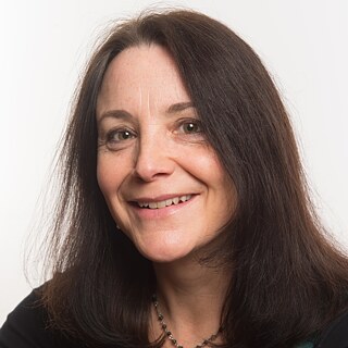 Jackie Smith, Preisträgerin des Helen und Kurt Wolff Übersetzungspreises 2021. 