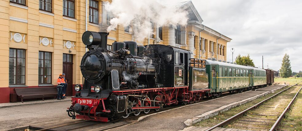 „Bānītis“ steht abfahrbereit im Bahnhof Gulbene.