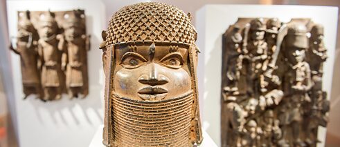Restitution – Three Benin bronzes were exhibited in the Museum für Kunst und Gewerbe Hamburg.