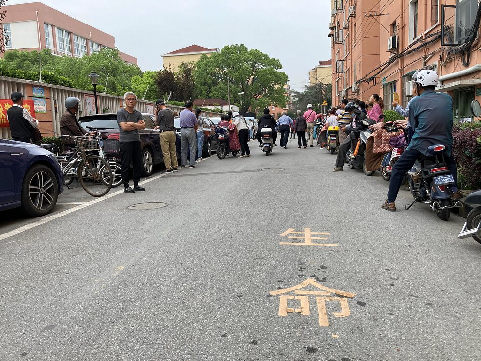 Ich fahre auf einer mit „Rettungspassage“ beschrifteten Straße auf die Menschenmenge zu. 