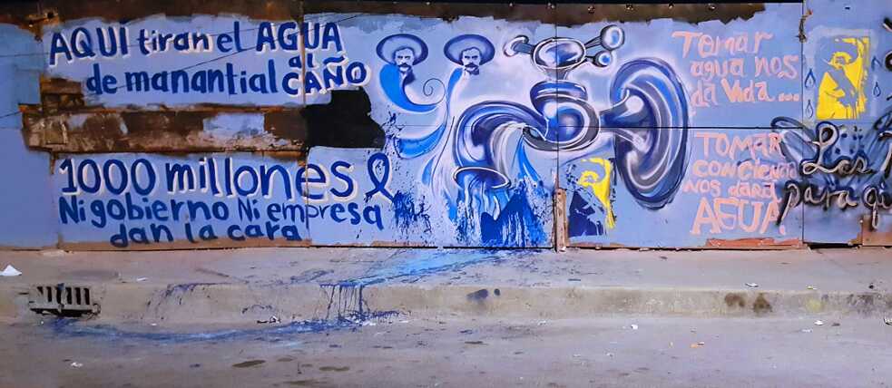 First artistic intervention by the Asamblea on the wall of the Avenida Aztecas 215 site. March 2016. 
