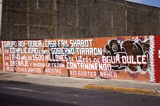 Mensajes y denuncias sobre el muro de la obra, en el marco del plantón que ocurrió entre mayo y diciembre de 2016