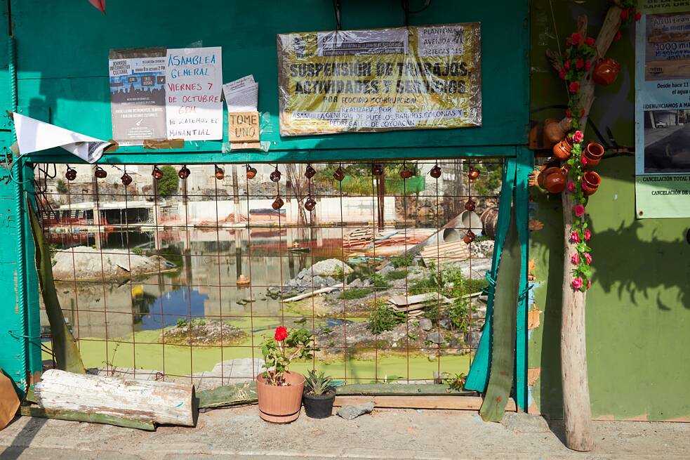 Entre abril y diciembre de 2016, las vecinas y vecinos de los barrios abrieron una ventana en el muro, a través de la cual se pudo ver el manantial