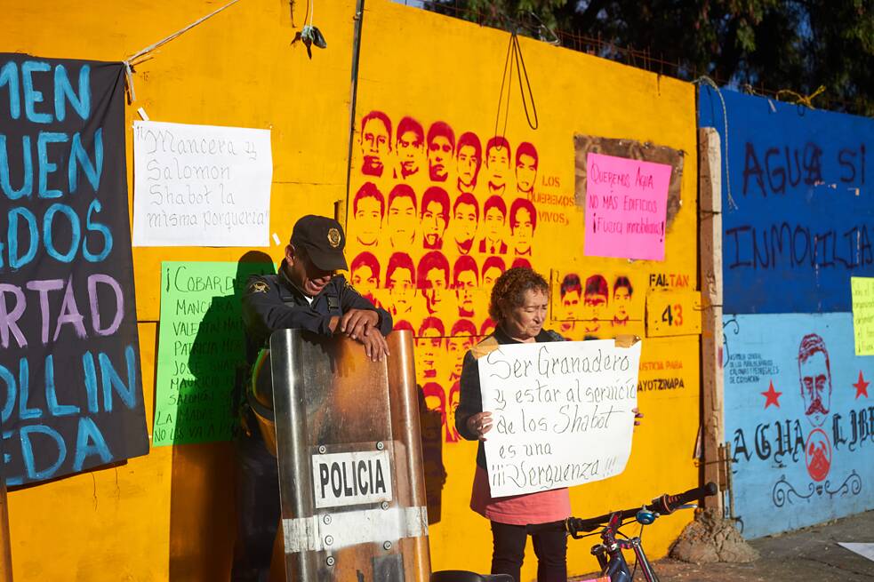 Llegada del cuerpo de policías granaderos (antidisturbios) al plantón para dar inicio a su desalojo, en diciembre de 2016