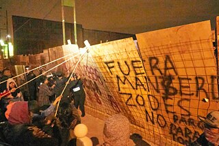La constructora erige un segundo tapial luego del desalojo del plantón sobre el borde de la acera. A los tres días de haber sido levantado, las vecinas y vecinos lo tumbaron