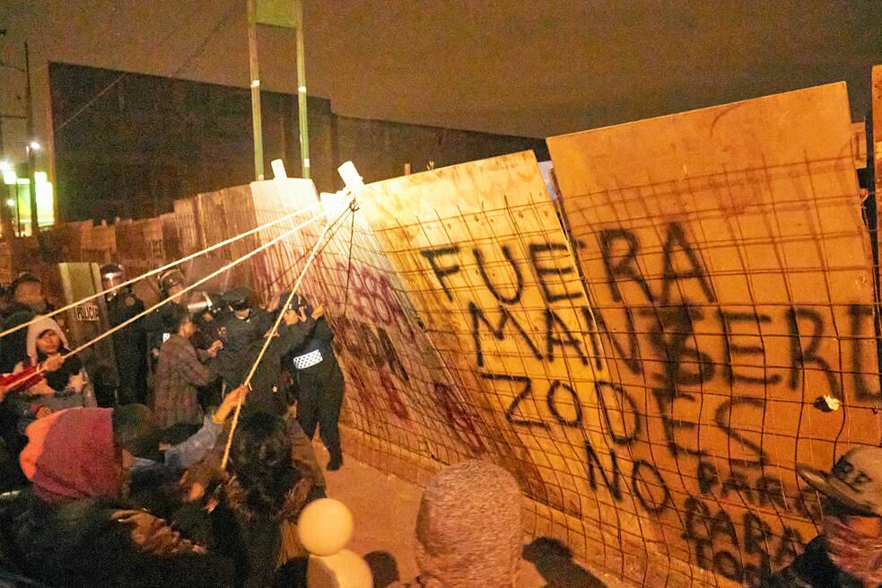 La constructora erige un segundo tapial luego del desalojo del plantón sobre el borde de la acera. A los tres días de haber sido levantado, las vecinas y vecinos lo tumbaron