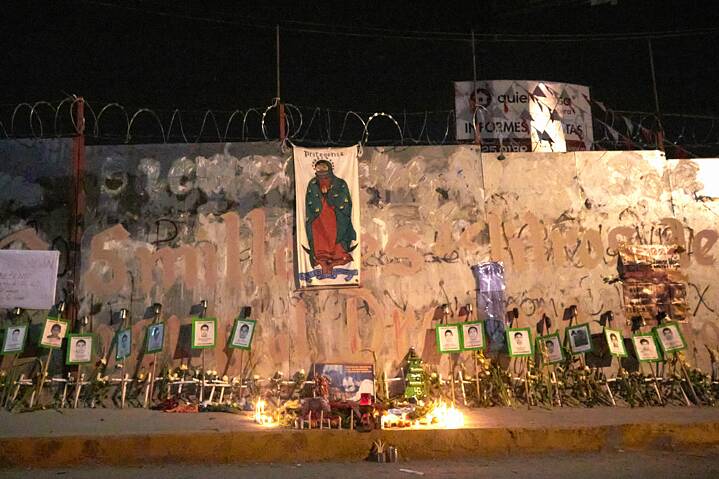 Altar to commemorate the victims of the massacres of Acteal and Ayotzinapa. December 2017. 