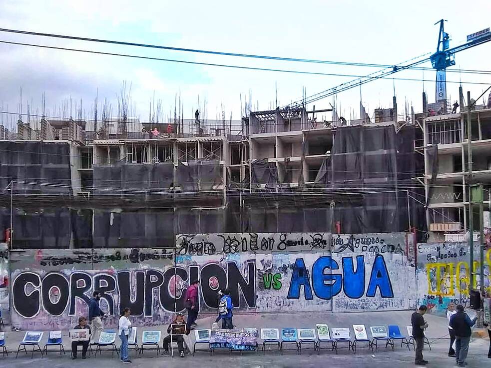 Tras el muro intervenido se observa el avance de las obras, en septiembre de 2018