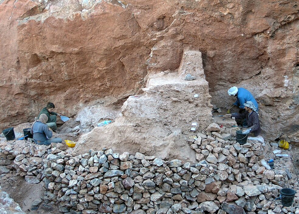 Қыз қарызға батады