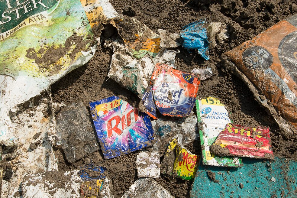 •	פסולת פלסטיק שנשטפת אל החוף במומבאי מהווה בעיה חמורה. 
